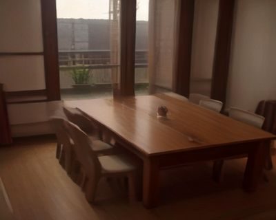 现代图书馆阅览室内读者专注阅读文学作品，暖黄灯光营造安静学术氛围，与儿子艹妈嫂子老师主题内容研究相关